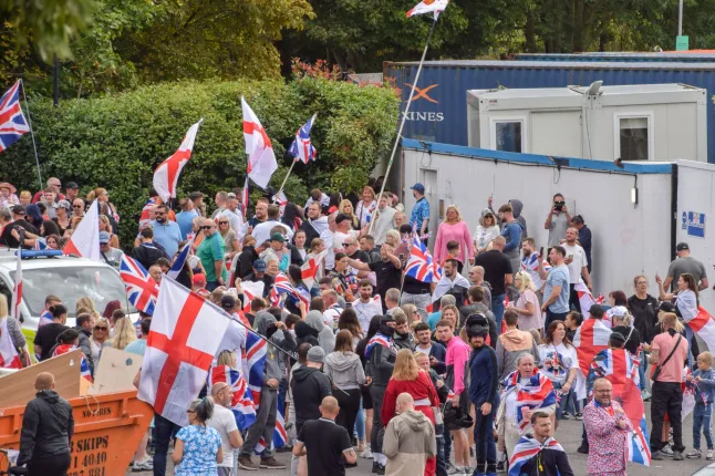 Erőszakos tüntetések szerte Angliában: migránshotelbe próbáltak betörni, rendőrökkel csaptak össze, több embert letartóztattak