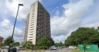 Kilöktek egy fiatal nőt egy panelház ablakán Angliában, Southampton városában