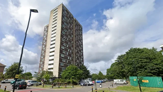 Kilöktek egy fiatal nőt egy panelház ablakán Angliában, Southampton városában