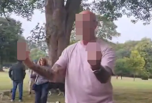 Sokkoló eset Angliában: NHS dolgozót ért brutális rasszista támadás egy parkban, miközben a családjával sétált Sokkoló eset Angliában: NHS dolgozót ért brutális rasszista támadás egy parkban, miközben a családjával sétált