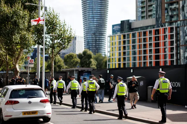 Erőszakos tüntetések szerte Angliában: migránshotelbe próbáltak betörni, rendőrökkel csaptak össze, több embert letartóztattak