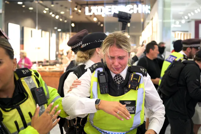 Erőszakos tüntetések szerte Angliában: migránshotelbe próbáltak betörni, rendőrökkel csaptak össze, több embert letartóztattak