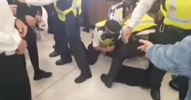Erőszakos tüntetések szerte Angliában: migránshotelbe próbáltak betörni, rendőrökkel csaptak össze, több embert letartóztattak