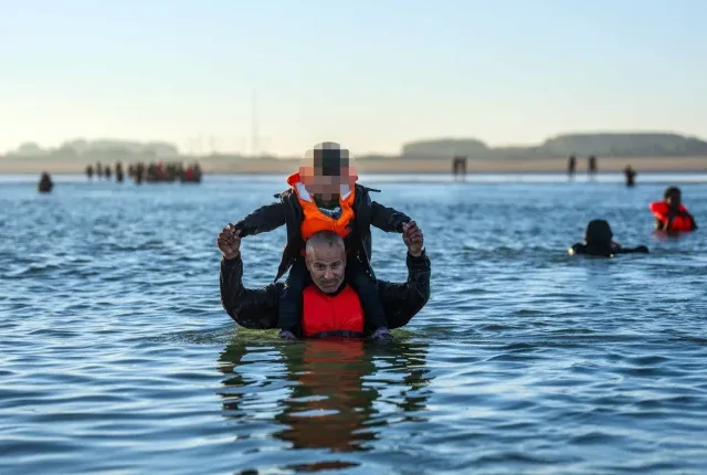 Szervezett kizsákmányolás a csatornán: az embercsempészek akár 3000 eurót is elkérnek és a gyerekeket be is drogozzák