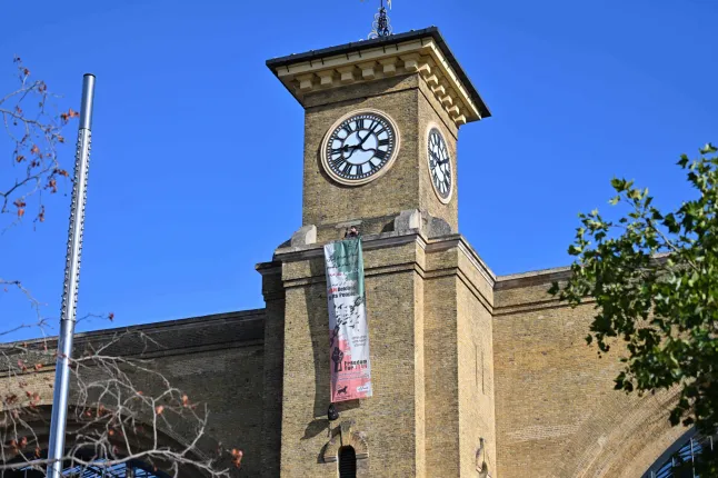 Rendkívüli incidens a King’s Cross állomásnál: kutyájával együtt mászott fel az óratoronyra egy tüntető Rendkívüli incidens a King’s Cross állomásnál: kutyájával együtt mászott fel az óratoronyra egy tüntető