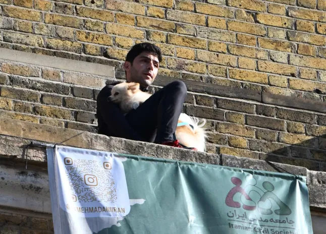 Rendkívüli incidens a King’s Cross állomásnál: kutyájával együtt mászott fel az óratoronyra egy tüntető Rendkívüli incidens a King’s Cross állomásnál: kutyájával együtt mászott fel az óratoronyra egy tüntető