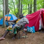 Egy afrikai törzs „területet foglalt vissza” magának Nagy-Britanniában, Skócia erdeiben – áll a bál, a helyiek egyre agresszívebbek