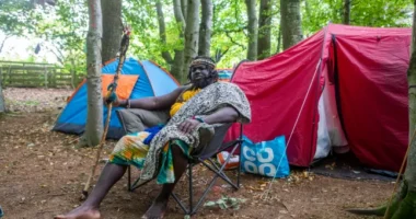 Egy afrikai törzs "területet foglalt vissza" magának Nagy-Britanniában, Skócia erdeiben - áll a bál, a helyiek egyre agresszívebbek