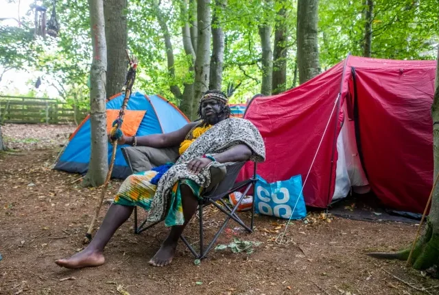 Egy afrikai törzs „területet foglalt vissza” magának Nagy-Britanniában, Skócia erdeiben – áll a bál, a helyiek egyre agresszívebbek