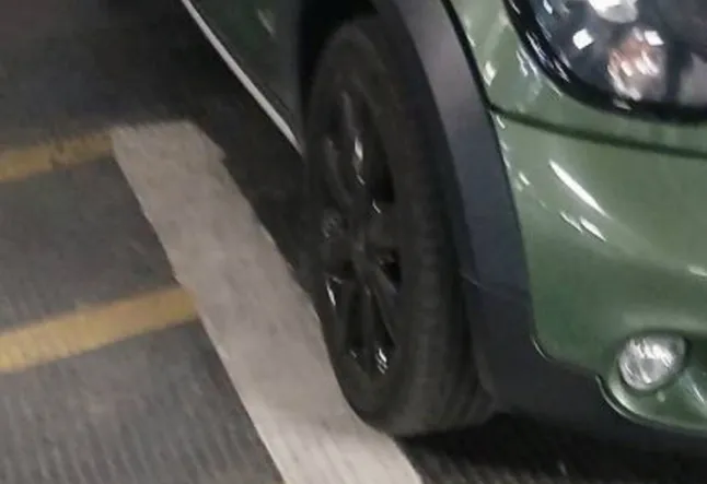 Botrányos parkolási bírság: 100 fontra büntettek egy kétgyermekes anyát, pár centi miatt, amit le is fotóztak