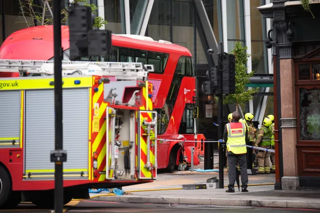 Súlyos buszbaleset London belvárosában - 17 sérült, többeknek centiken múlt az élete, mikor a busz emberek közé hajtott Súlyos buszbaleset London belvárosában - 17 sérült, többeknek centiken múlt az élete, mikor a busz emberek közé hajtott