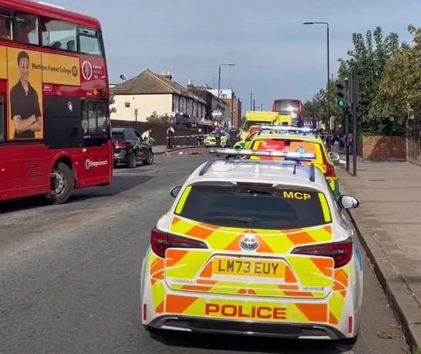 Az út szélén hagyva találtak egy nőt életveszélyes sérülésekkel Kelet-Londonban Az út szélén hagyva találtak egy nőt életveszélyes sérülésekkel Kelet-Londonban