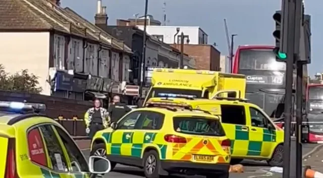 Az út szélén hagyva találtak egy nőt életveszélyes sérülésekkel Kelet-Londonban