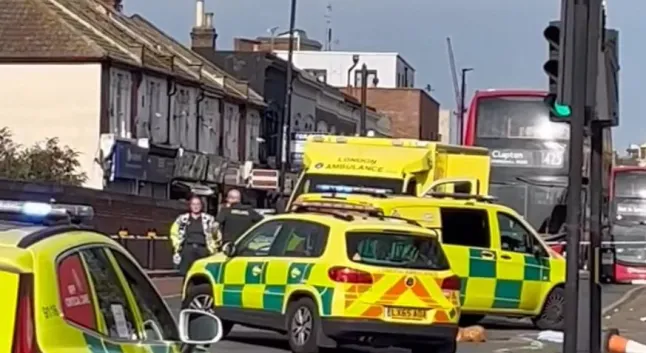 Az út szélén hagyva találtak egy nőt életveszélyes sérülésekkel Kelet-Londonban Az út szélén hagyva találtak egy nőt életveszélyes sérülésekkel Kelet-Londonban