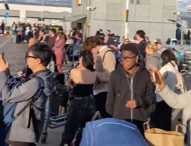 Tömeghisztéria, pánik, 21 ember megsérült - evakuálni kellett London legnagyobb repülőterének egy részét