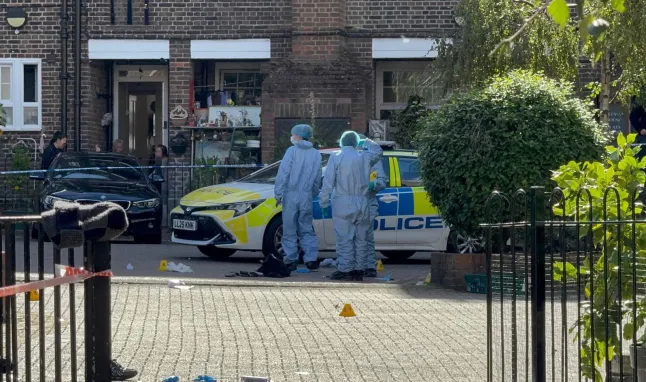 "Segítség, meglőttek" - 2 embert lelőttek a nyílt utcán egy játszótér mellett Londonban "Segítség, meglőttek" - 2 embert lelőttek a nyílt utcán egy játszótér mellett Londonban