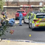 „Segítség, meglőttek” – 2 embert lelőttek a nyílt utcán egy játszótér mellett Londonban