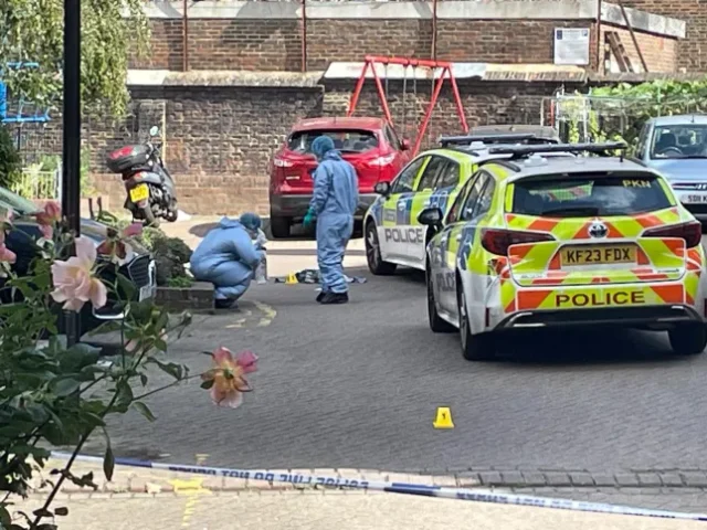 „Segítség, meglőttek” – 2 embert lelőttek a nyílt utcán egy játszótér mellett Londonban