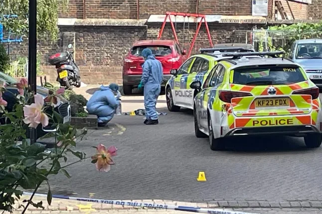 "Segítség, meglőttek" - 2 embert lelőttek a nyílt utcán egy játszótér mellett Londonban