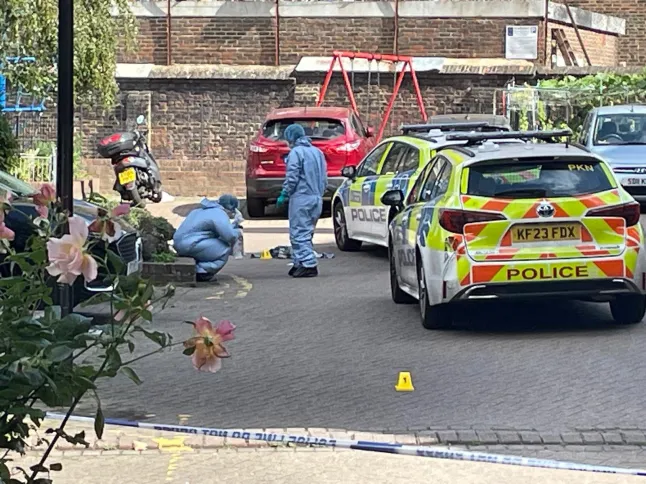 "Segítség, meglőttek" - 2 embert lelőttek a nyílt utcán egy játszótér mellett Londonban "Segítség, meglőttek" - 2 embert lelőttek a nyílt utcán egy játszótér mellett Londonban