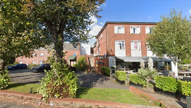 Durvul a helyzet, megpróbálták felgyújtani az egyik migránshotelt Angliában