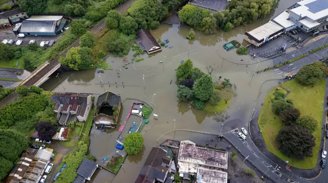 Utak és autók kerültek víz alá, akkora esőzések és szél volt Nagy-Britanniában Swansea környékén Utak és autók kerültek víz alá, akkora esőzések és szél volt Nagy-Britanniában Swansea környékén