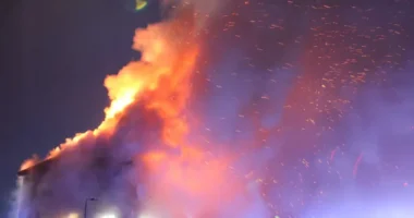 Hatalmas tűz Észak-Londonban egy lakóépületben: három gyermeket kórházba szállítottak