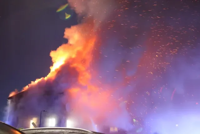 Hatalmas tűz Észak-Londonban egy lakóépületben: három gyermeket kórházba szállítottak