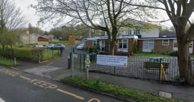 Elkezdett fuldokolni, összeesett, majd meghalt egy 2 éves kisgyermek egy oviban Angliában