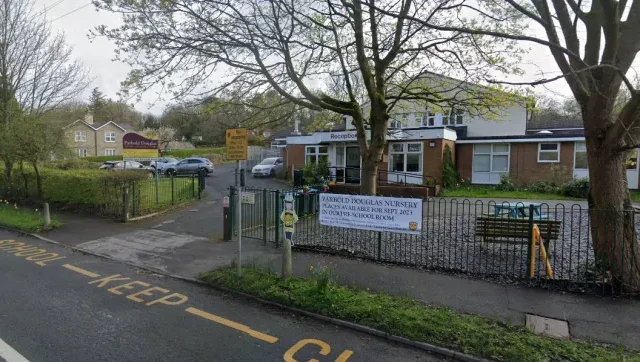 Elkezdett fuldokolni, összeesett, majd meghalt egy 2 éves kisgyermek egy oviban Angliában