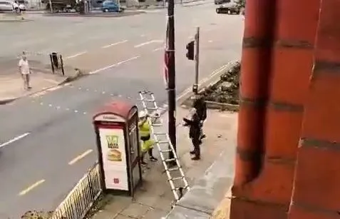 Munkavégzés közben húzták ki a létrát egy dolgozó alól Angliában, mert a fickó azt hitte, a zászlót akarja leszedni