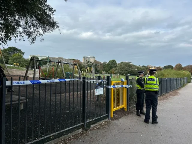 Egy 15 éves lányt erőszakoltak meg egy parkban lévő játszótéren Angliában – a támadó több, mint 100 mérföldet utazott