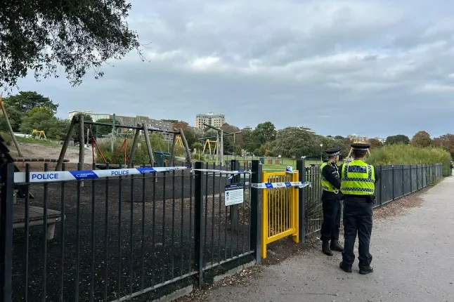 Egy 15 éves lányt erőszakoltak meg egy parkban lévő játszótéren Angliában - a támadó több, mint 100 mérföldet utazott