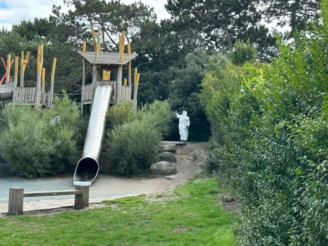 Egy 15 éves lányt erőszakoltak meg egy parkban lévő játszótéren Angliában - a támadó több, mint 100 mérföldet utazott