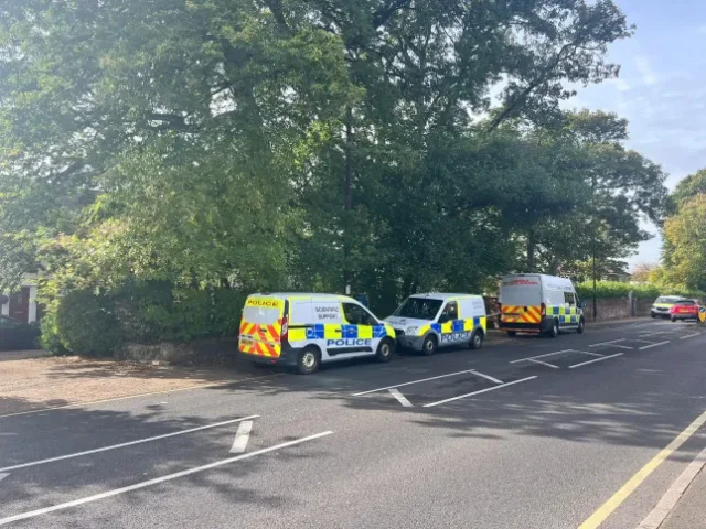 Sokkoló incidens egy 18. születésnapi bulin: levágott kézzel menekült be a kocsmába egy férfi Angliában