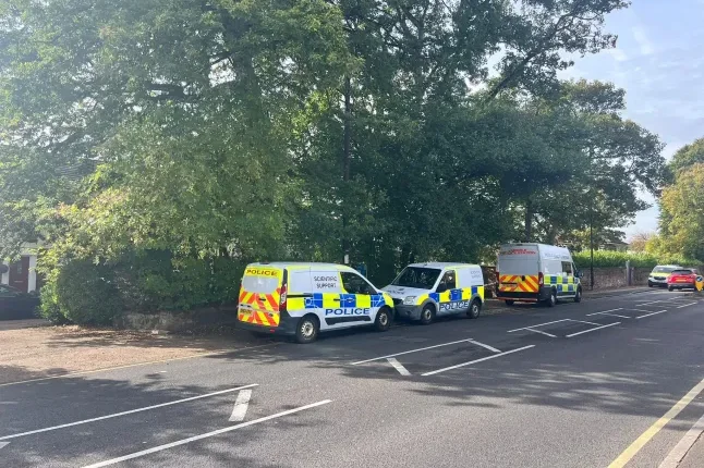 Sokkoló incidens egy 18. születésnapi bulin: levágott kézzel menekült be a kocsmába egy férfi Angliában