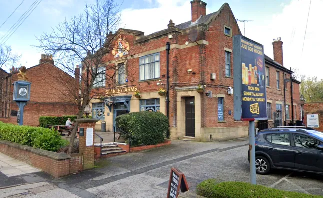 Sokkoló incidens egy 18. születésnapi bulin: levágott kézzel menekült be a kocsmába egy férfi Angliában