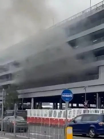 Tűz ütött ki a Heathrow repülőtéren – lezárták a Terminál 3 parkolóházát Tűz ütött ki a Heathrow repülőtéren – lezárták a Terminál 3 parkolóházát