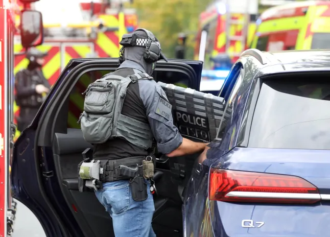 Súlyos támadás Manchesterben, egy támadó emberek közé hajtott, majd késsel rontott rá, akire tudott - a rendőrök lőtték le