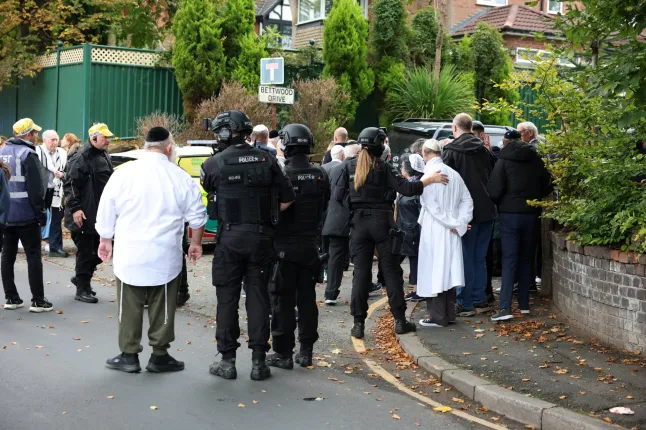 Súlyos támadás Manchesterben, egy támadó emberek közé hajtott, majd késsel rontott rá, akire tudott - a rendőrök lőtték le