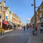 Savtámadás Londonban a nyílt utcán – 2 fiatal kórházban