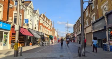 Savtámadás Londonban a nyílt utcán - 2 fiatal kórházban