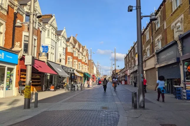 Savtámadás Londonban a nyílt utcán - 2 fiatal kórházban