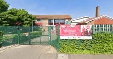 Örökre eltiltottak egy tanárt a tanítástól Angliában - titokban olyan üzeneteket írt a diákjának, hogy "amint 18 leszel lefekszek veled"