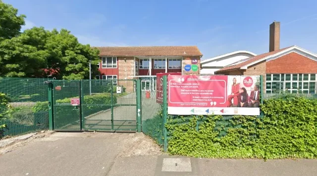 Örökre eltiltottak egy tanárt a tanítástól Angliában – titokban olyan üzeneteket írt a diákjának, hogy „amint 18 leszel lefekszek veled”