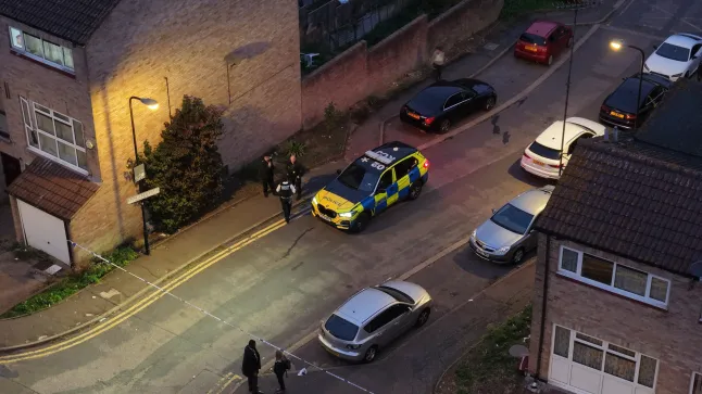 A rendőrök lőttek le egy férfit Londonban, aki öngyilkossággal fenyegetőzött A rendőrök lőttek le egy férfit Londonban, aki öngyilkossággal fenyegetőzött