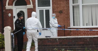 Két gyermeket holtan találtak egy angliai házban - a rendőrség egy 43 éves nőt vett őrizetbe gyilkosság gyanújával