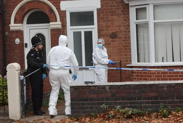 Két gyermeket holtan találtak egy angliai házban – a rendőrség egy 43 éves nőt vett őrizetbe gyilkosság gyanújával