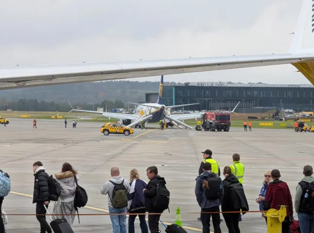 Pánik a Ryanair angliai járatán: füst miatt csúszdán menekítették le az utasokat