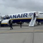 Pánik a Ryanair angliai járatán: füst miatt csúszdán menekítették le az utasokat